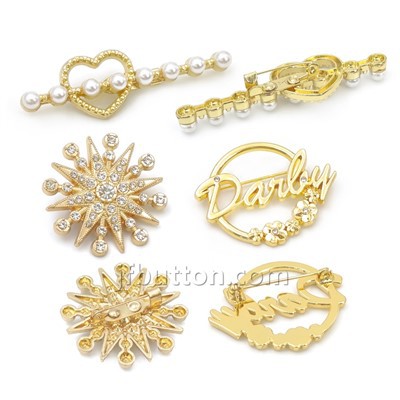 Aangepaste broche in jas