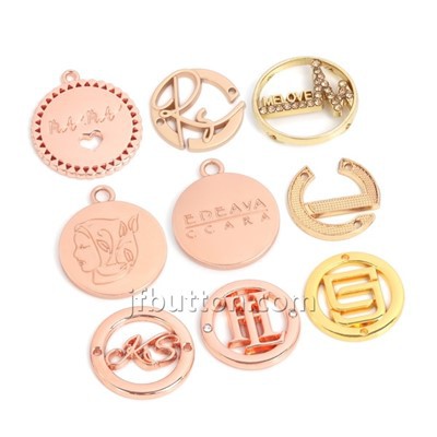 Metalen logo op tas