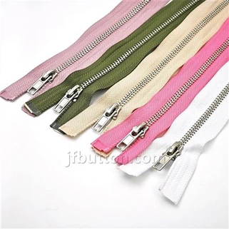 Roze metalen ritssluiting